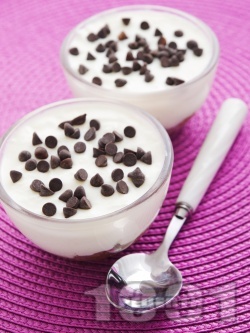 Бърз млечен десерт с кисело мляко, течен шоколад, какаови бисквити и шоколадови капки - снимка на рецептата